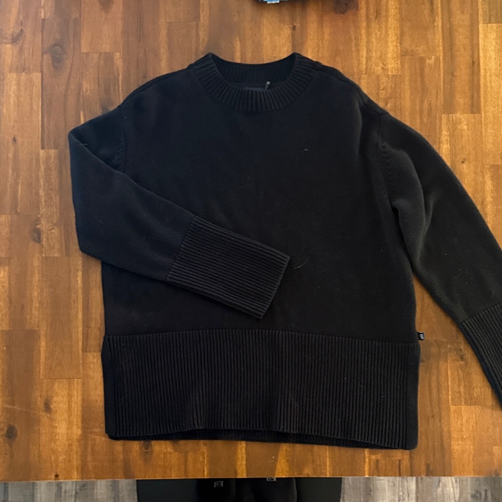 GAP Men's Black Crewneck Sweater